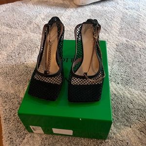 Black chain and net bottegas